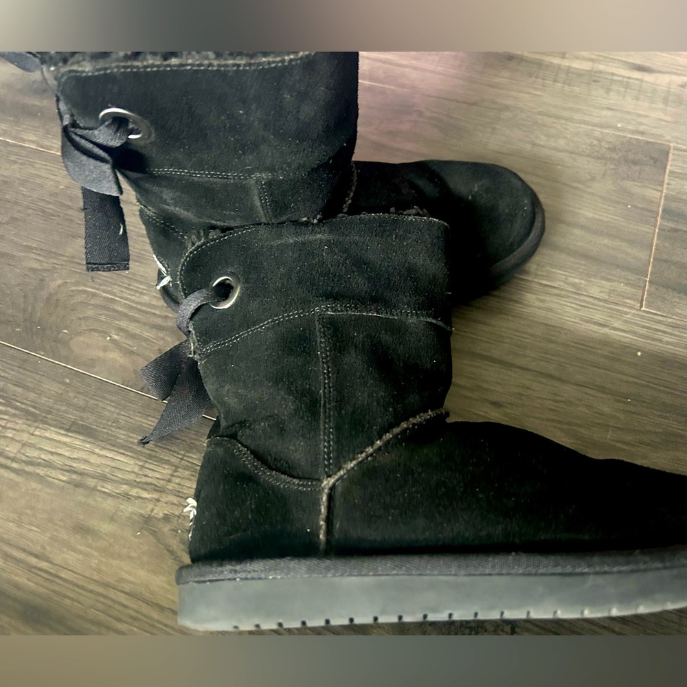 KOOLABURRA by UGGS girls size 2 black suede boots with lace backs